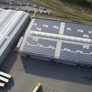 Bild: Photovoltaikanlage auf Lagerhalle