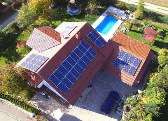 Luftbild von Haus mit Photovoltaikanlage