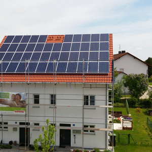 Bild: Photovoltaikanlage in Bauphase